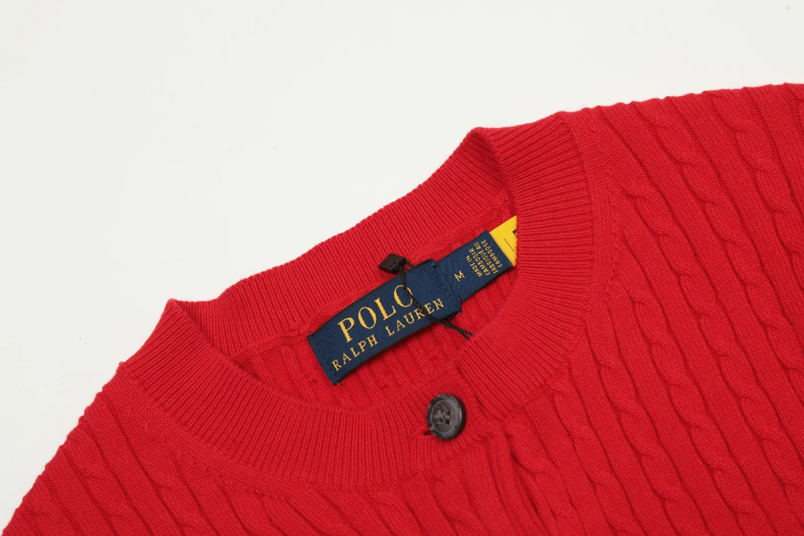🅿️210 "Top quality" Style number: DS005# (not off the shelves all year round) [Ralph Lauren round neck solid color pony embroidered logo knitted cardigan long sleeves] ✅Ralph Lauren classic basic versatile twist knitted cardigan long sleeves ✅Main supplier platform live broadcast Wholesale entities Replenish when out of stock Not off the shelves ✅ZP quality 1:1 version Scan the code to enter the GF website Counter quality ✅Details and quality are the only one in Guangzhou. Imported quality cotton yarn, focusing on high-end, cost-effective, good quality needless to say. ✅The same style as Zhao Lusi is really amazing, so sweet, so beautiful. This cardigan is really good-looking. Rose red and white label Big red and blue label